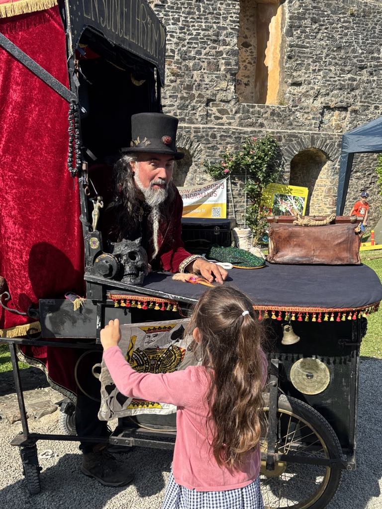 Rencontre devant l’Ensorcelarium installé dans la cour d’un château